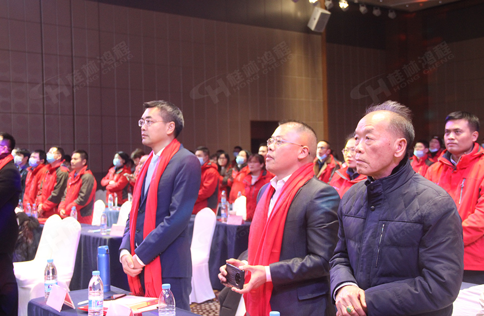 金牛辭舊歲，猛虎迎春來。搭著歡樂的時(shí)光列車，我們一起歡送碩果累累的2021年，迎來了嶄新的2022年。1月26日，我們歡聚一堂，在歡聲笑語、載歌載舞中迎接新春，“立足新鴻程開創(chuàng)新局面”桂林鴻程2021年年終總結(jié)表彰會(huì)由此開始！